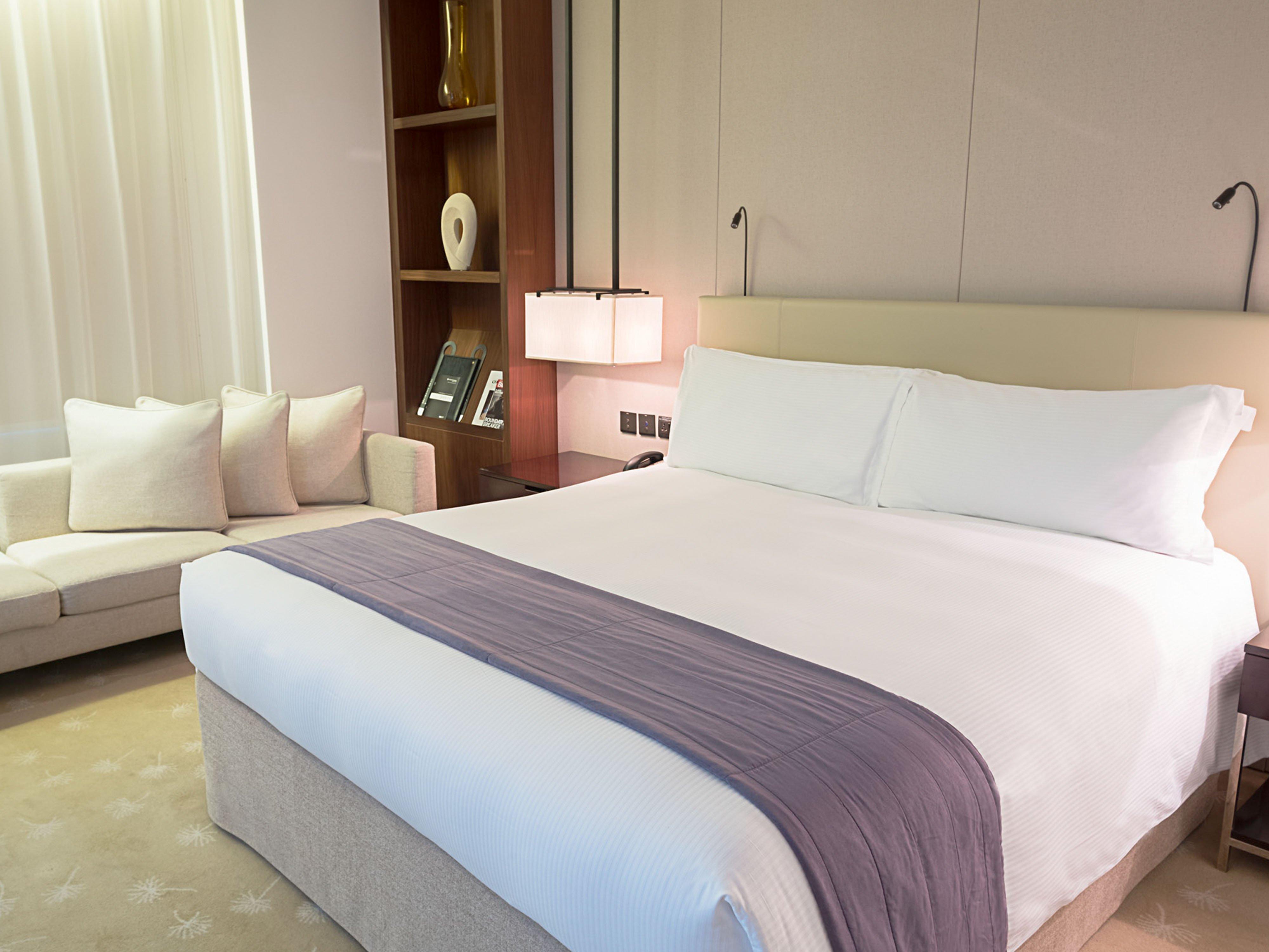 Intercontinental Dubai Festival City By Ihg Εξωτερικό φωτογραφία A bed with a bed runner