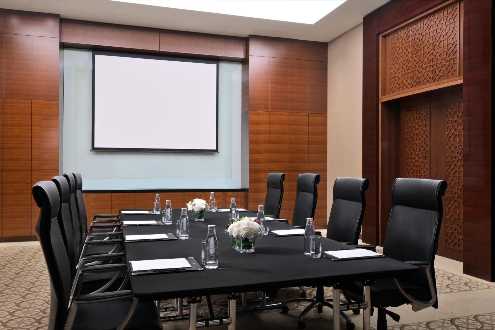 Intercontinental Dubai Festival City By Ihg Εξωτερικό φωτογραφία A meeting room at the Four Seasons Hotel in Dubai